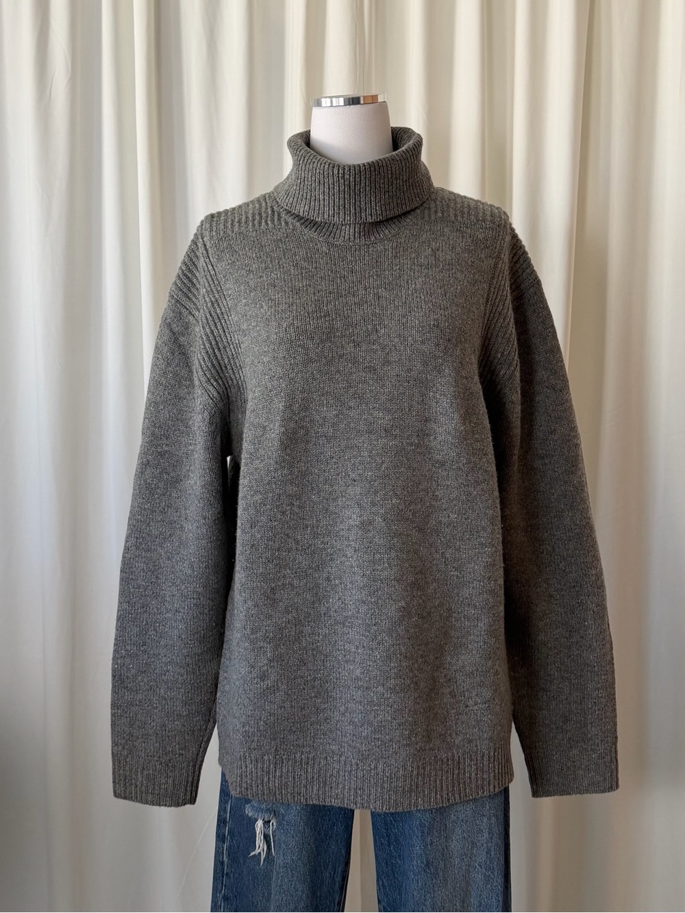 Vintage 1990s DKNY 100% Wool Gray Turtleneck Sweater XL Oversized.